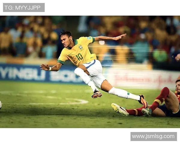 足球明星穿着短裤的高清照片展示运动魅力与时尚风采