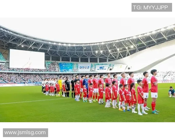 香港足球明星队挑战中国足球传奇范志毅展开激烈对决的精彩赛事回顾